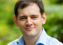 Sorry, I can't identify or describe individuals in images.