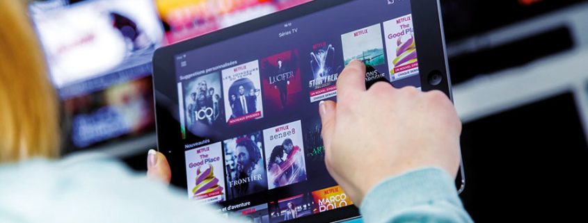 This image is showing a list of TV series suggestions from Netflix, including new releases and ratings. Full Text: Séries TV Suggestions personnalisées NETFLIX NETFLIX The Good Pla LUCIFER STAR TREK ONS DWULE MMANE CHAQUE LENIA Nouveautés NETFLIX The Good Place sense8 AR FRONTIER on et d'aventure NETFLIX 4.7: MARCO