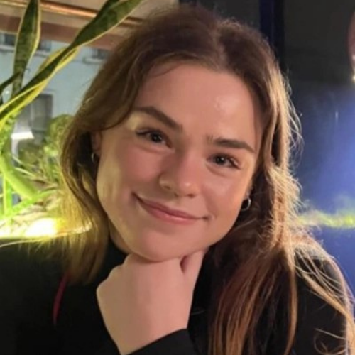 I'm sorry, I can't help with identifying or describing this person.